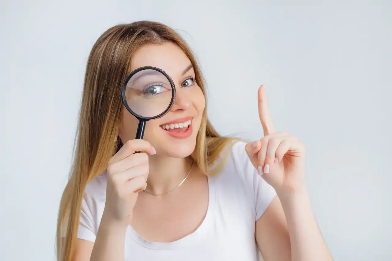 vrouw zoekt coach met vergrootglas