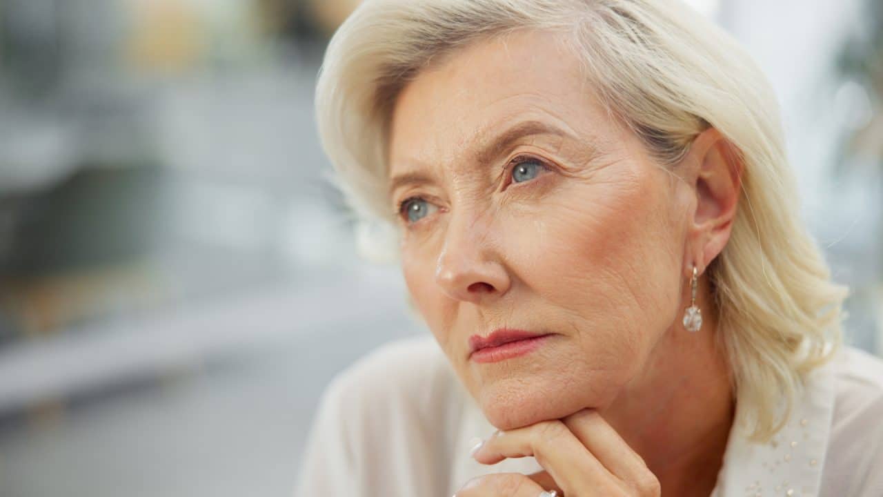 Vrouw kijkt bedachtzaam